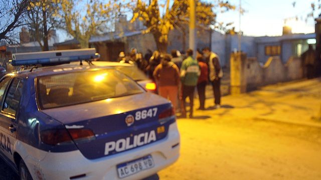 Un policía mató a un delincuente que quiso asaltar a una mujer y quedó detenido | Actualidad