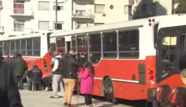 Choferes de micros escolares protestan en el Congreso para pedir ampliación del aforo de pasajeros | Actualidad