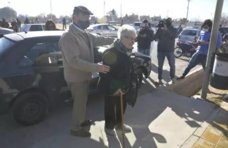 Una mujer recibió la segunda dosis de Sputnik V el día que cumplió 100 años | Actualidad