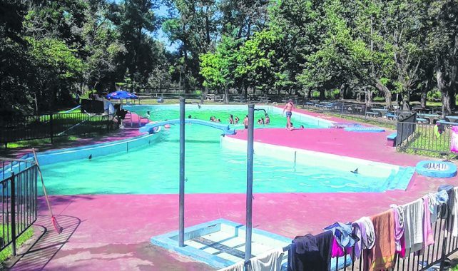 Mujeres denunciaron que las discriminaron en un camping por besarse en la pileta | Actualidad