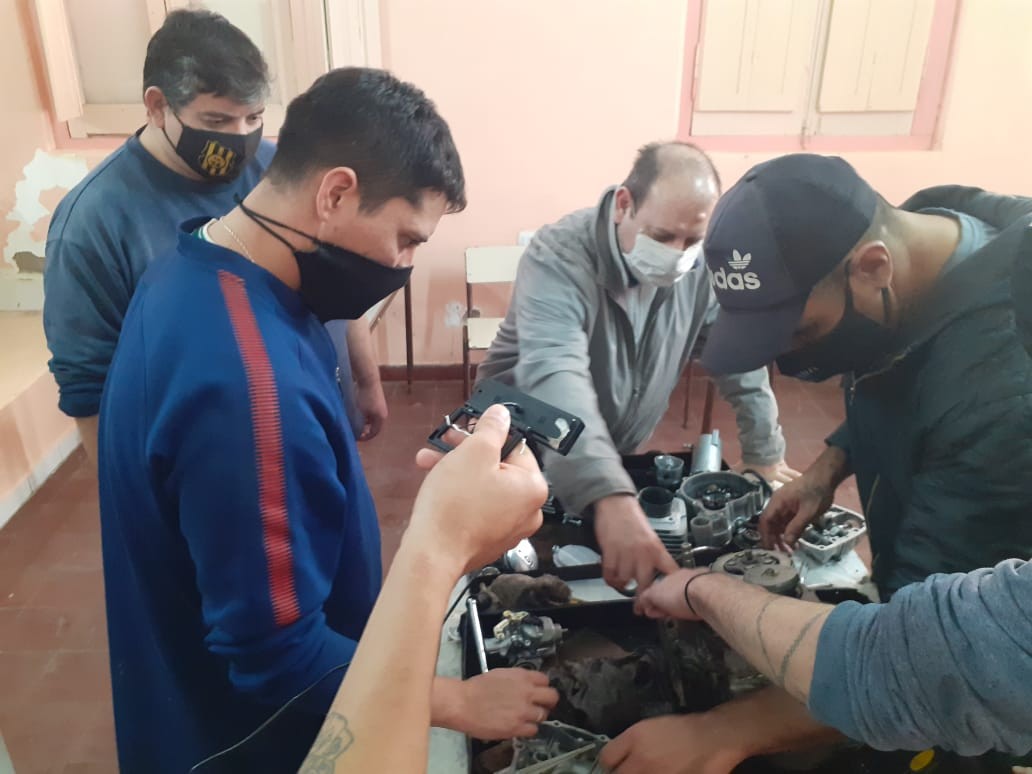 Enseñan a detenidos de Bahía Blanca a reparar motos | Actualidad