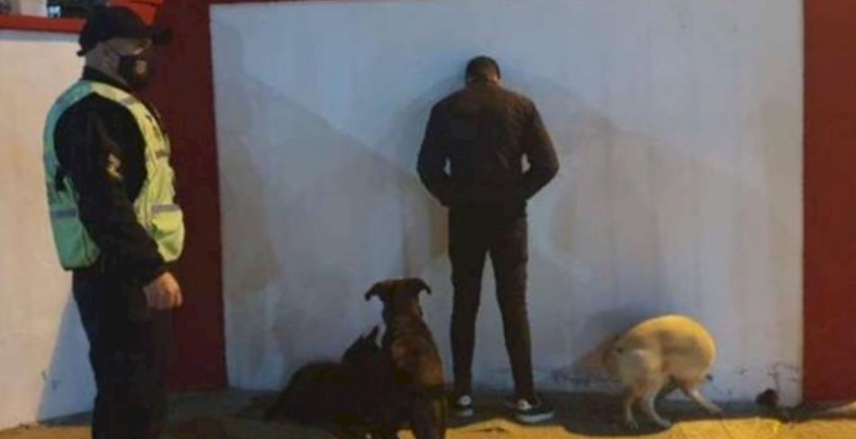 Un mozo se quedó con la tarjeta de un cliente y gastó $80.000 en ropa | Actualidad