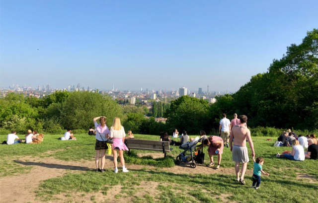 Ola de calor en Inglaterra: un bebé se quemó y perdió la piel de los pies al pisar las baldosas | Internacionales
