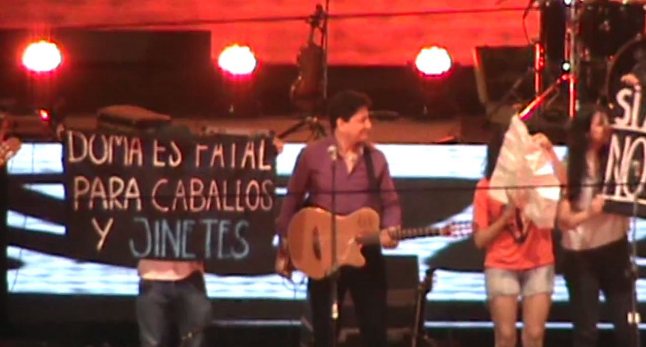 Video: activistas contra la doma irrumpieron en el escenario del Festival de Jesús María | Actualidad