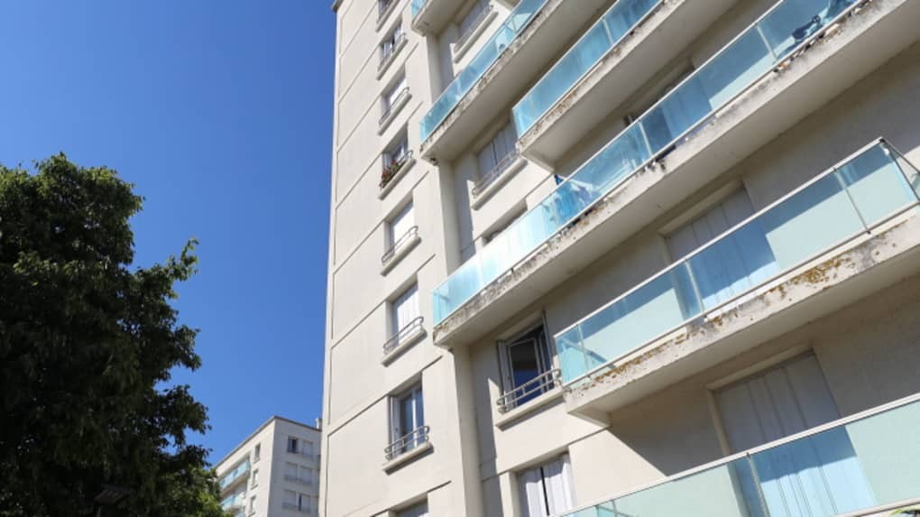 Una pareja vive en el balcón de su casa porque asegura que hay un fantasma en el departamento | Internacionales