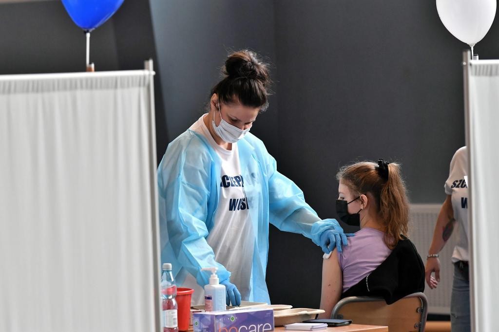 Hay más de 400 mil jóvenes de entre 13 y 17 años inscriptos para recibir la vacuna contra el Covid | Actualidad