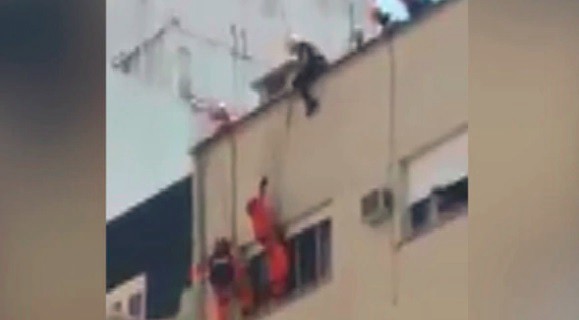 Impactante rescate de un hombre que amenazaba con tirarse desde un sexto piso | Actualidad