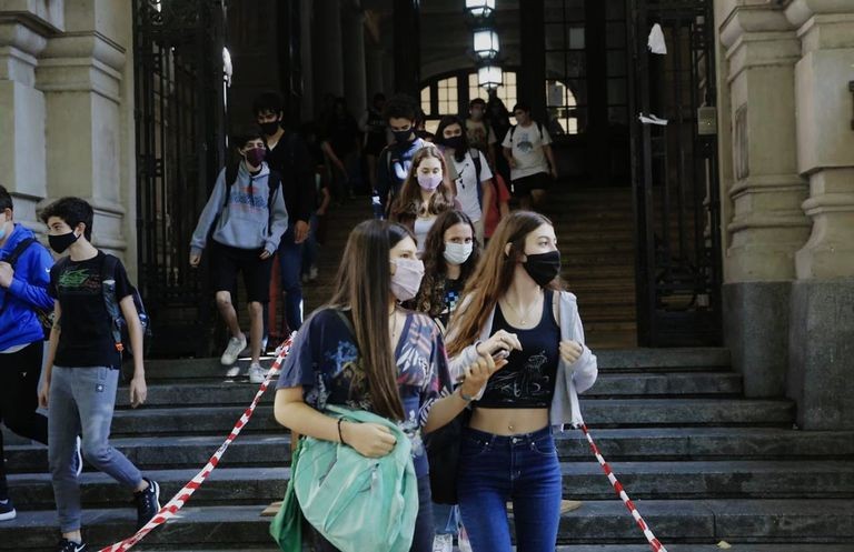 Se robaron 16 pantallas led del Colegio Nacional Buenos Aires: se usaban para dar clases virtuales | Actualidad