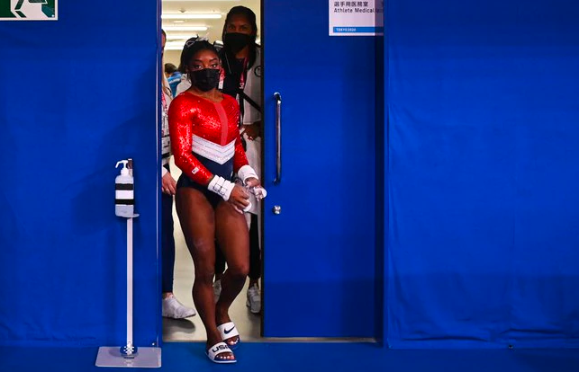 Tokio 2020: EE.UU. retiró a Simone Biles de la competencia de gimnasia por equipos tras un salto fallido | Deportes