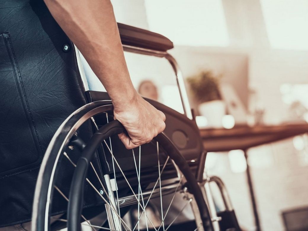 Personas en sillas de ruedas protestan contra los microdepartamentos | Actualidad