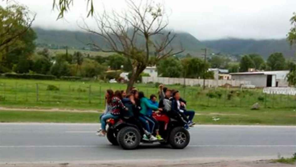 Indignación por la foto en la que se ve a un cuatriciclo con más de 10 chicos circulando por una ruta en Tucumán | Actualidad