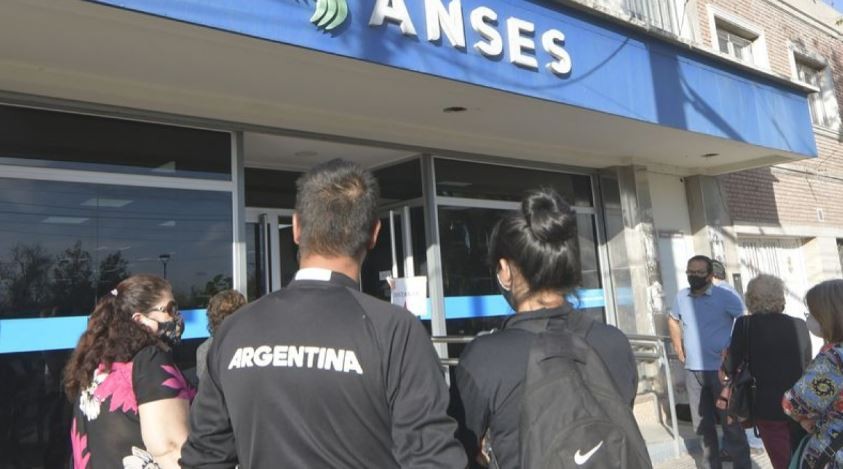 En 20 años se multiplicó por 11 la gente que recibe planes sociales en la Argentina | Actualidad