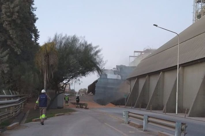 Derrumbe en una celda de granos de puerto cercano a Rosario: un operario atrapado | Actualidad