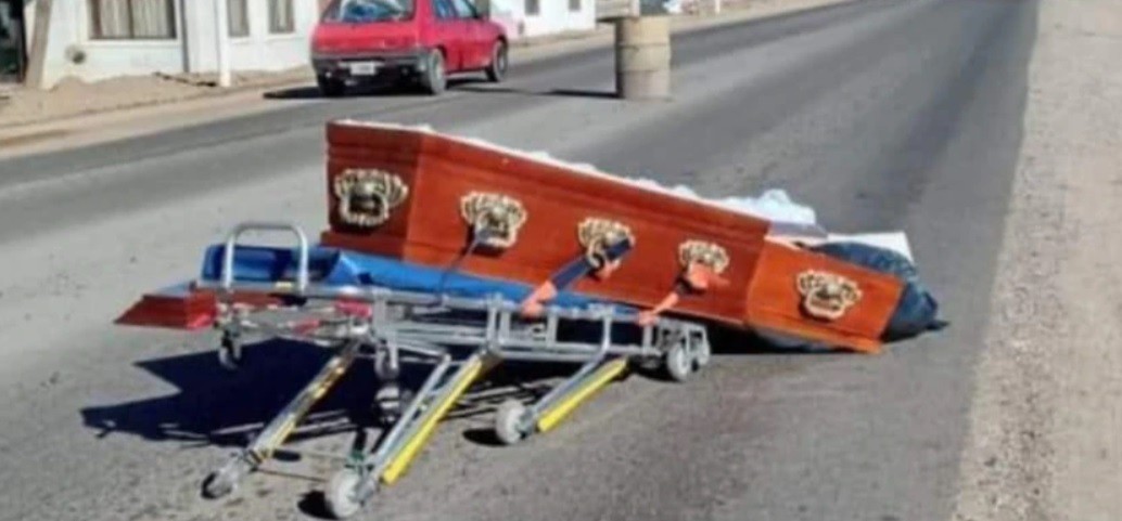 Se cayó el ataúd del coche fúnebre y el cuerpo quedó tirado en la ruta | Actualidad