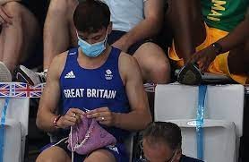 El campeón británico Daley teje en las tribunas durante una final de saltos | Deportes