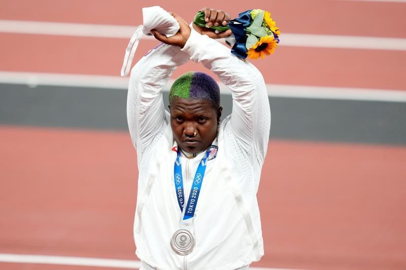 El COI investigará un gesto de la estadounidense Saunders al recibir su medalla de plata | Deportes