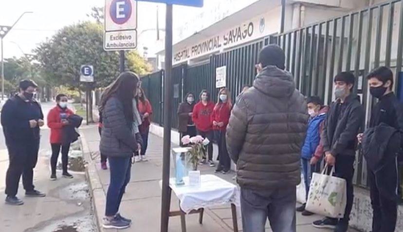 "Tener un apoyo espiritual ayuda": organizan rezos colectivos frente a hospitales | Actualidad
