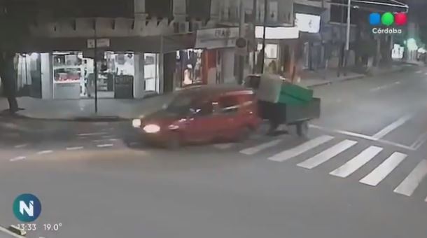 Video: su hijo lo vio en el noticiero robando un baño químico y lo devolvió | Actualidad