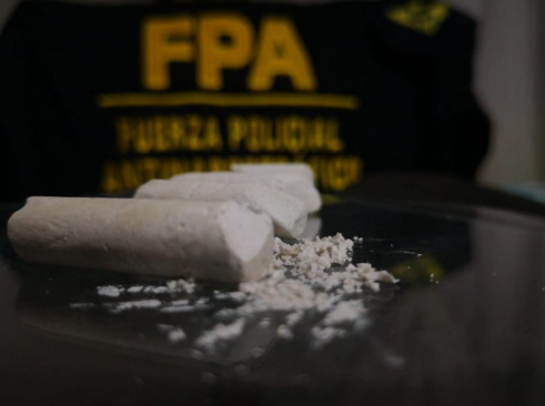 Dos detenidos en una jugada de pizarrón: estiraban cocaína con tiza, pero se les acabó el recreo | Actualidad