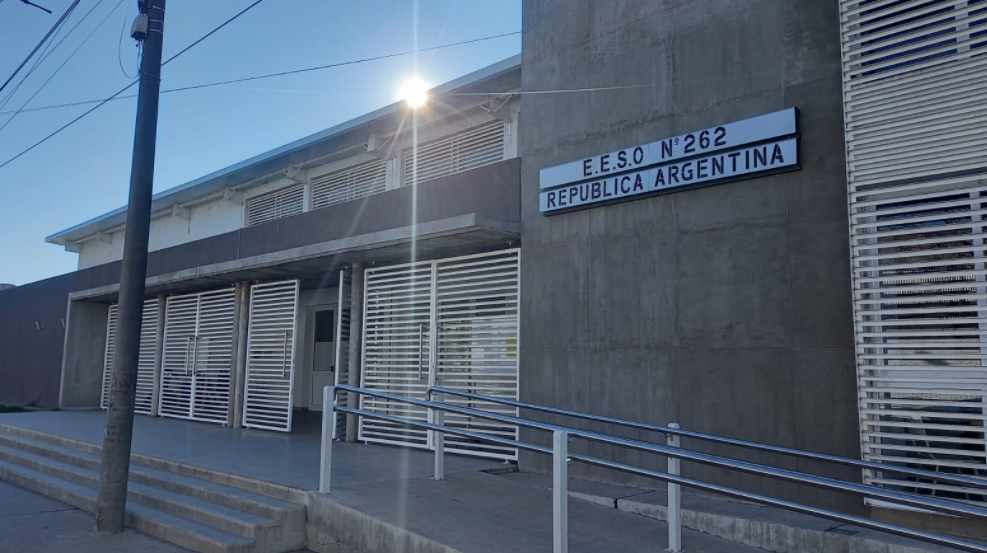 Pelea entre estudiantes: un joven recibió un disparo en la puerta de la escuela | Actualidad