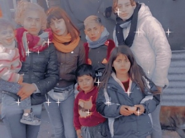 Tiene 16 años, su mamá murió y ahora cuida de sus 7 hermanitos: “La casa se está cayendo, necesitamos de todo” | Actualidad