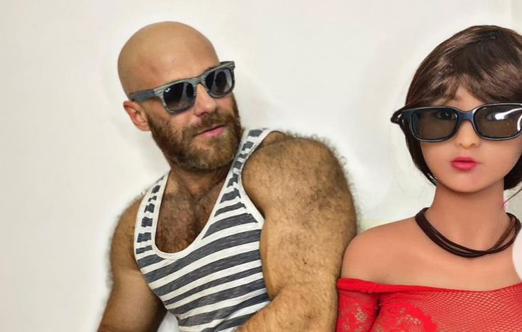 Se "casó" con una muñeca inflable y se le pinchó: compró otras dos para serle infiel | Internacionales