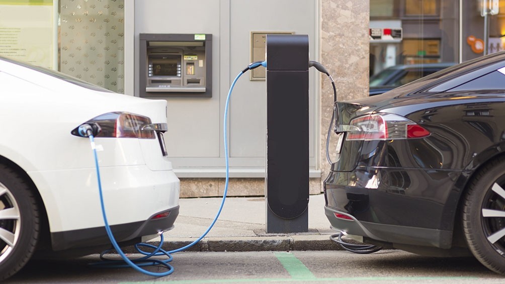 Por decreto, la mitad de los autos que se vendan en Estados Unidos en 2030 serán eléctricos | Internacionales