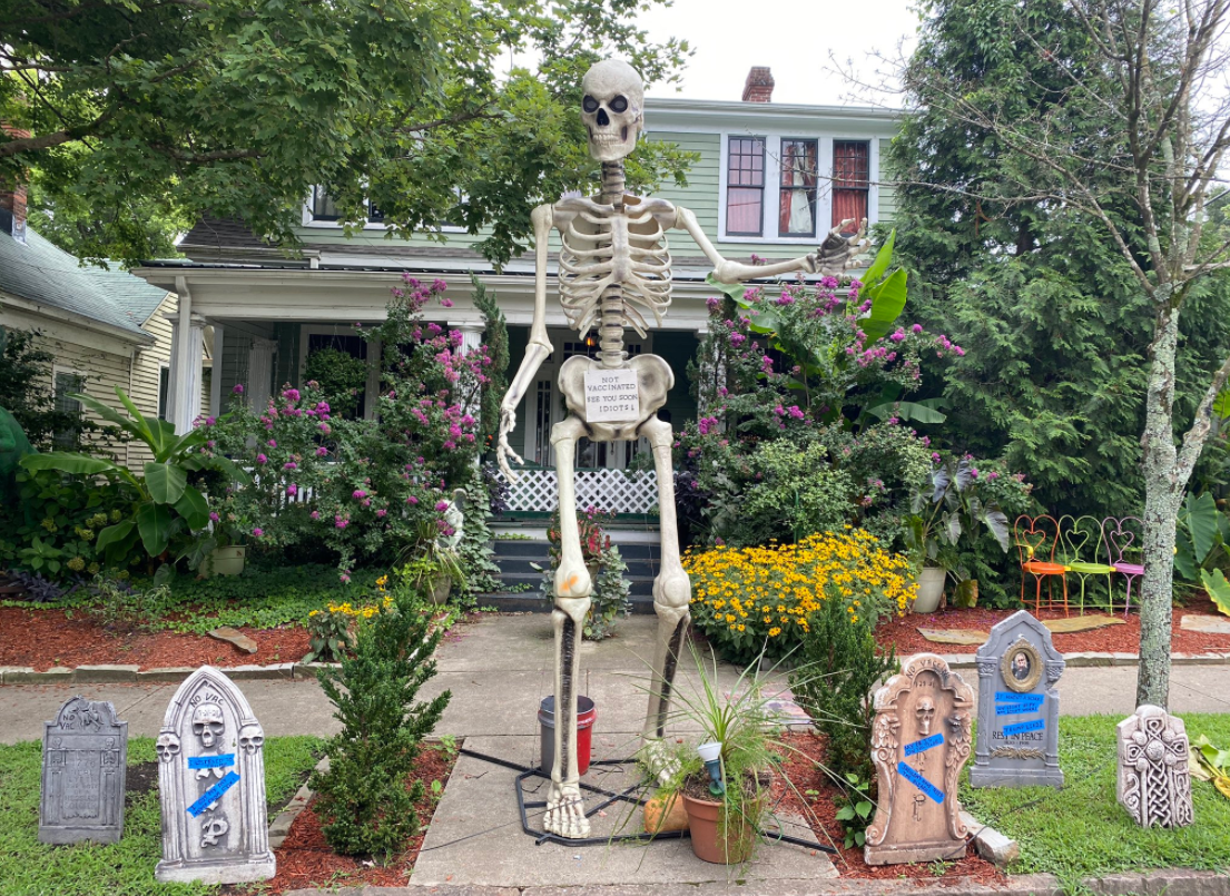Instaló un esqueleto y lápidas para recordar a la gente por qué es necesario vacunarse: "Nos vemos pronto, idiotas" | Internacionales