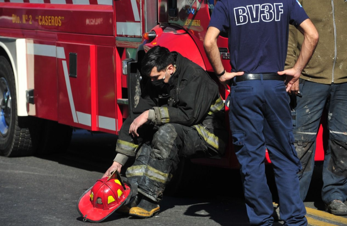 "Nadie debe pasar por lo que estamos pasando", dijo el hijo de uno de los bomberos fallecidos en Caseros | Actualidad