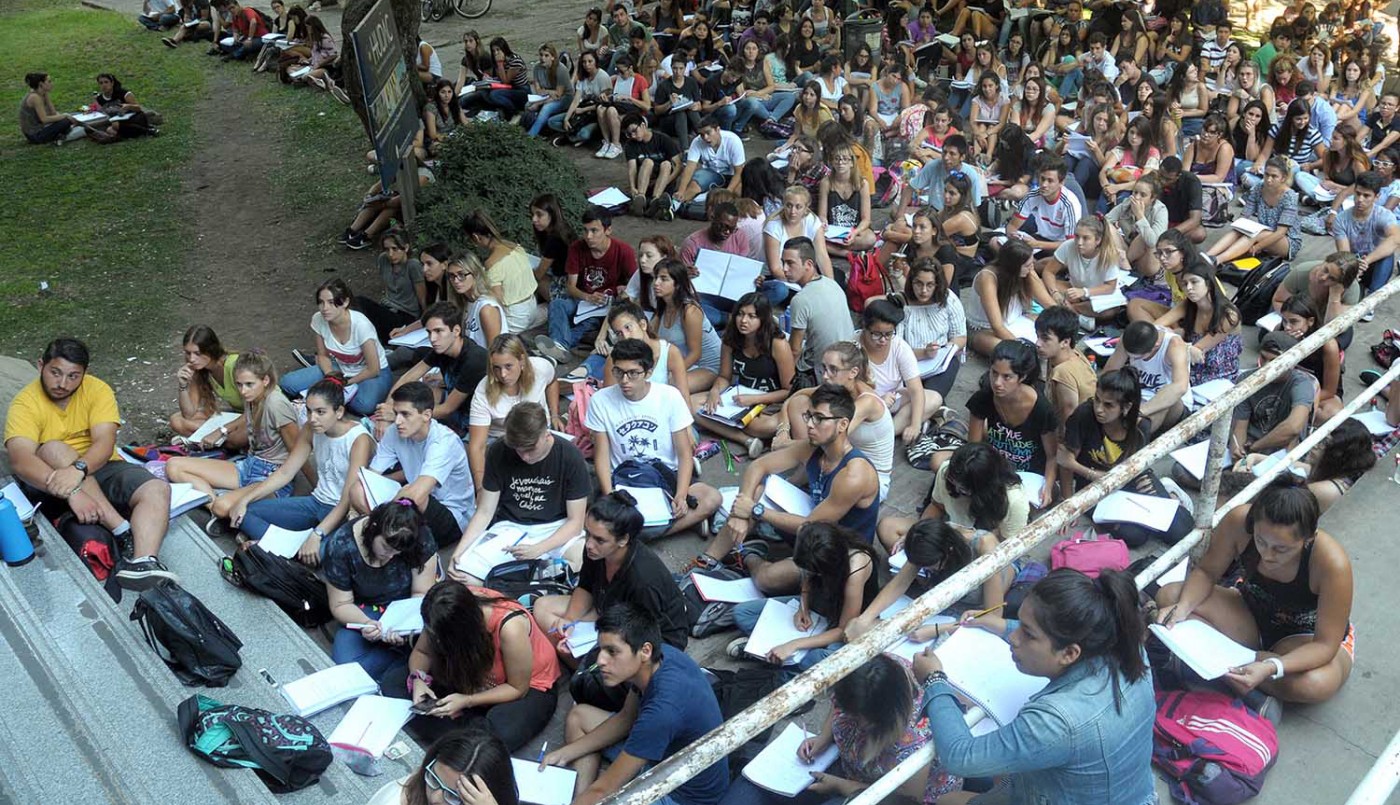 Alumnos hacen colas de hasta 6 horas para entrar a una clase para el ingreso a Medicina | Actualidad