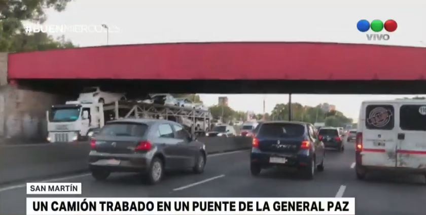 Un camión quedó trabado debajo de un puente de la Av. Gral. Paz | Actualidad