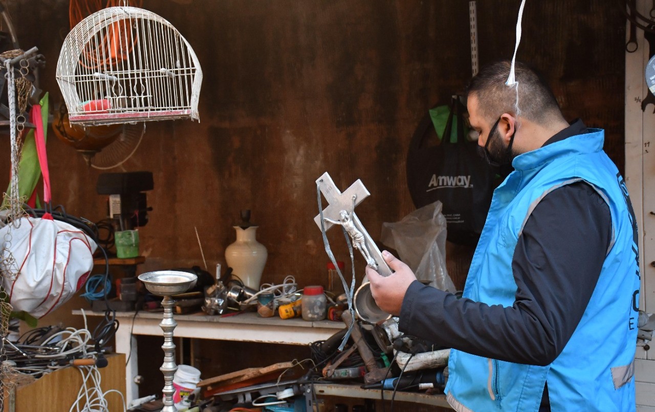 Crucifijos y objetos de bronce robados de cementerios fueron hallados en metaleras de San Cristóbal y Balvanera | Actualidad