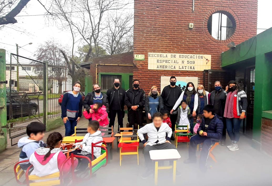 Desde una cárcel donaron mesas, sillas y una repisa para una huerta vertical a una Escuela Especial | Actualidad