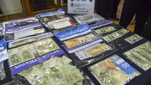 Desbaratan la banda del "Falso Blue", una organización que falsificaba dólares y pesos | Actualidad