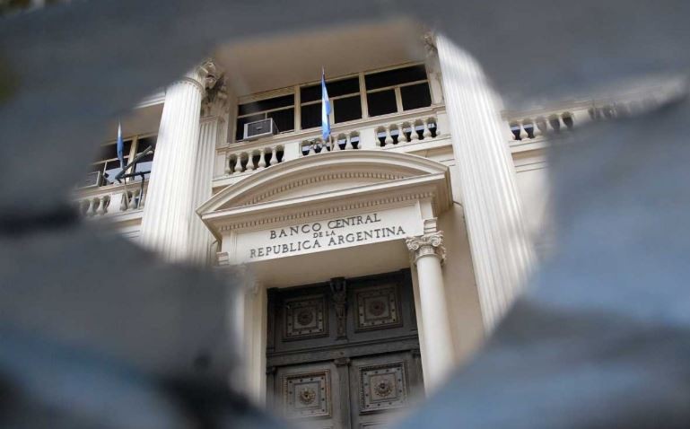 El BCRA tomó medidas para prevenir el lavado y la evasión en la compra y venta de títulos en dólares | Economía