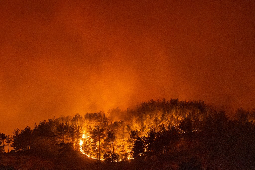 Ocho muertos al estrellarse un hidroavión que trabajaba para apagar los incendios en Turquía | Internacionales