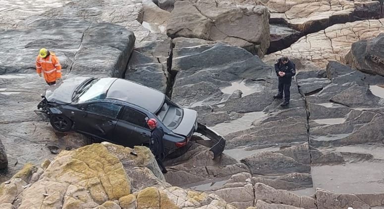 Perdió el control del auto y cayó desde un barranco en la costa de Mar del Plata | Actualidad