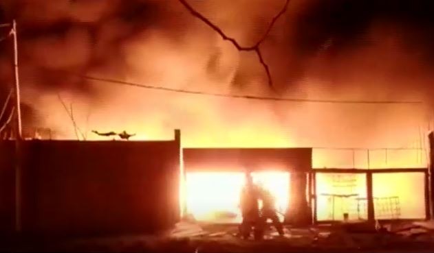 Tras once horas controlan incendio que destruyó planta de reciclado de papel en Bahía Blanca | Actualidad