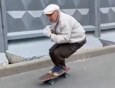 Video: Skater ruso de 73 años sorprende con sus habilidades | Curiosidades