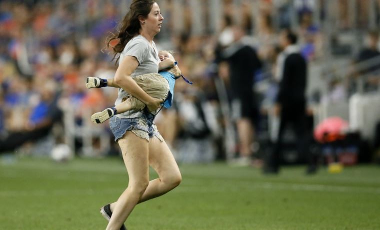 Video: Un nene de 2 años irrumpe en un campo de fútbol en pleno partido y su madre lo atrapa | Deportes