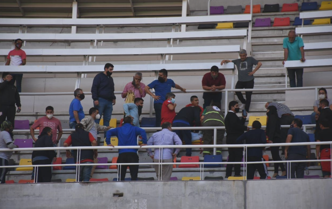 Falleció un dirigente de Atlético Güemes en las escaleras del estadio a minutos de que comience el partido | Deportes