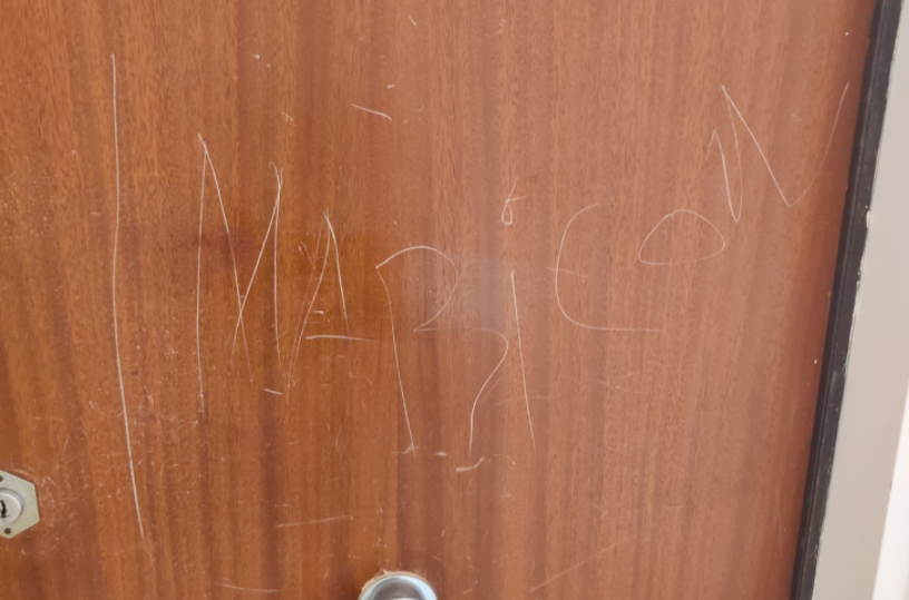 Colgó una bandera LGBT en su balcón y le escribieron "Maricón" | Internacionales