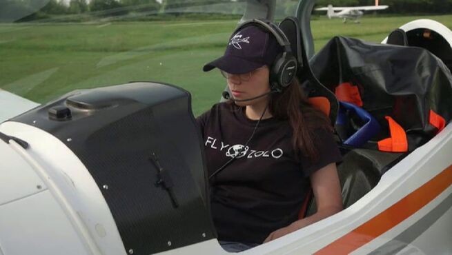Una piloto de 19 años inició una vuelta al mundo sola y busca marcar un hito | Internacionales