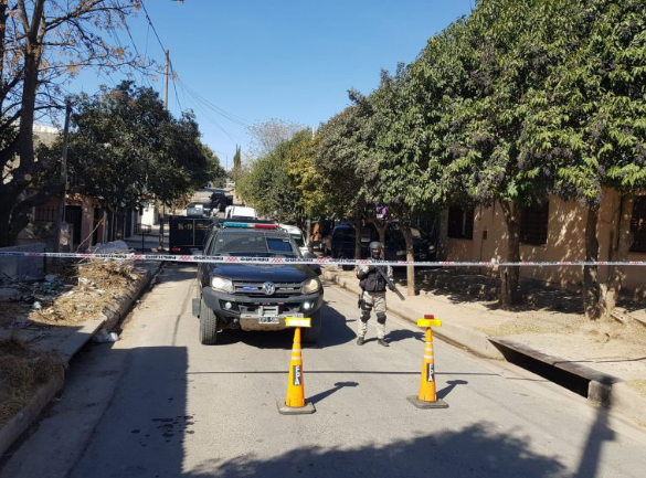 Intentaron sin suerte tirar la droga en el baño durante un allanamiento: quedaron todos detenidos | Actualidad