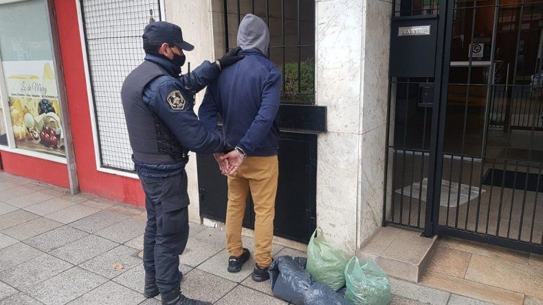 Detienen a peluquero que ofreció hacerle un "book" a una joven y la grabó cuando se cambiaba | Actualidad