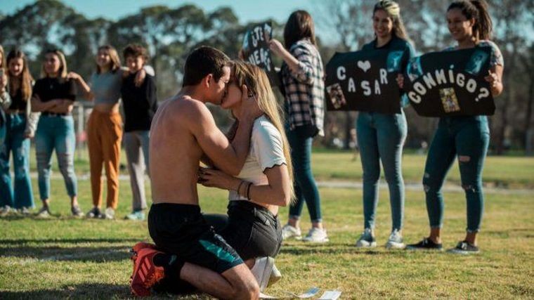Su novia le propuso matrimonio cuando él terminó de jugar al fútbol | Actualidad