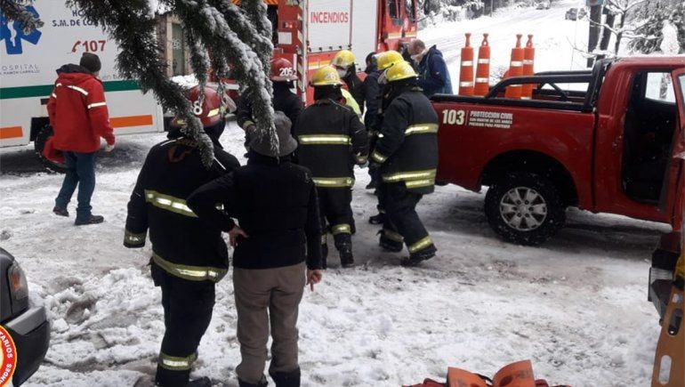 Tragedia en San Martín de los Andes: un niño murió y otro resultó herido cuando les cayó encima una pesada rama en medio de una nevada | Actualidad