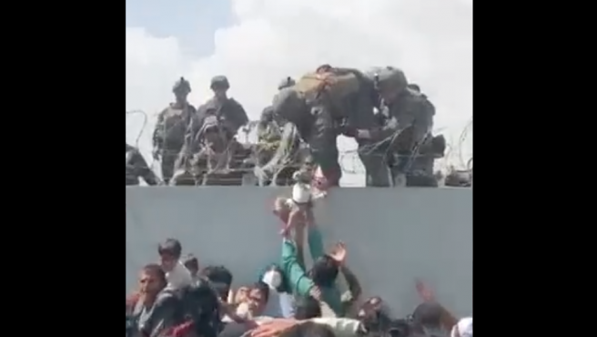 Qué pasó con el bebé afgano que fue entregado por su mamá a los soldados de Estados Unidos | Internacionales