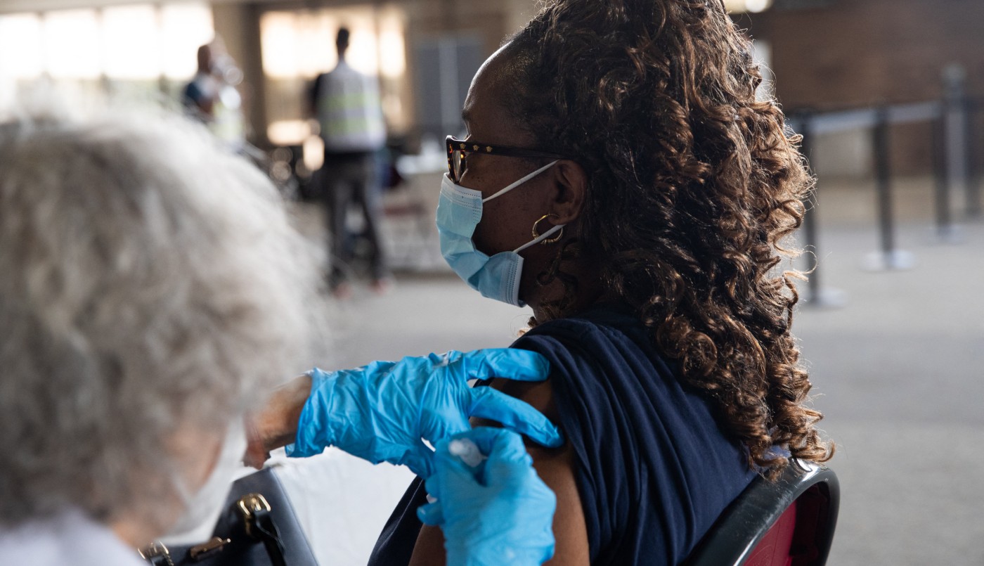 Un estudio reveló que las vacunas de Pfizer y Moderna tienen menos efectividad contra la variante Delta | Internacionales