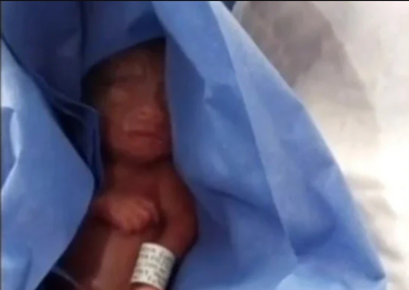 "Vi que mi bebé se estaba moviendo": creyeron que nació muerto, lo mandaron a la morgue y falleció días después | Internacionales